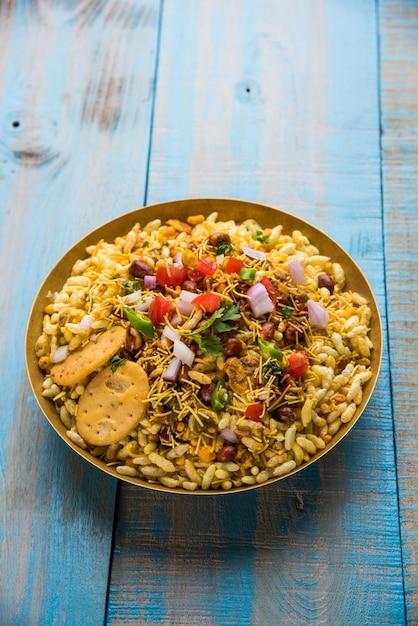 Bhel Puri is een hartige snack of Chaat-item uit India. Het is gemaakt van gepofte rijst, groenten en pittige tamarindesaus. Populair Indiaas eten langs de weg