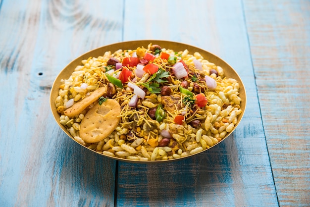 Bhel Puri is een hartige snack of Chaat-item uit India. Het is gemaakt van gepofte rijst, groenten en pittige tamarindesaus. Populair Indiaas eten langs de weg