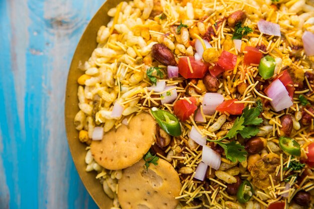 Bhel Puri is een hartige snack of Chaat-item uit India. Het is gemaakt van gepofte rijst, groenten en pittige tamarindesaus. Populair Indiaas eten langs de weg