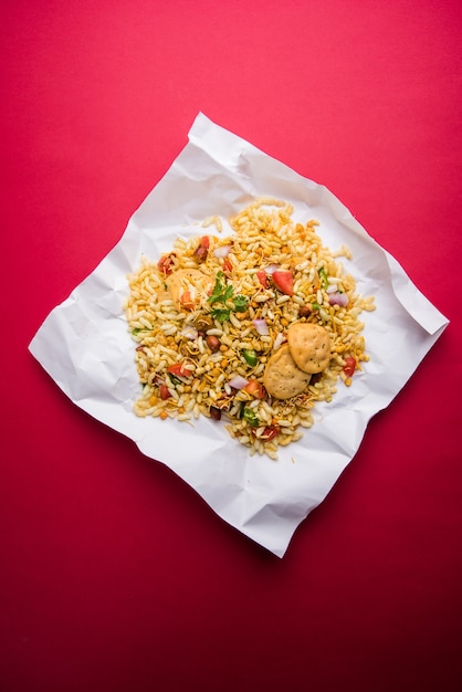 Bhel Puri is een hartige snack of Chaat-item uit India. Het is gemaakt van gepofte rijst, groenten en pittige tamarindesaus. Populair Indiaas eten langs de weg