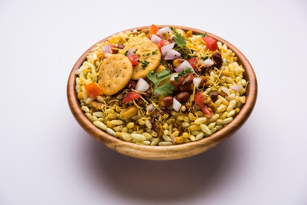 Bhel puri è uno spuntino salato o un prodotto chaat dall'india. è fatto di riso soffiato, verdure e salsa di tamarindo piccante. popolare cibo indiano lungo la strada? Foto Premium