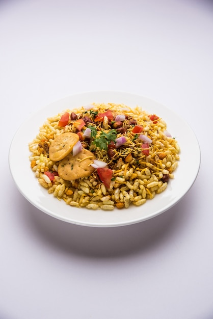 Bhel Puri는 인도의 맛있는 스낵 또는 Chaat 품목입니다. 부풀어 오른 쌀, 야채 및 톡 쏘는 타마린드 소스로 만들어졌습니다. 인기 있는 인도 길거리 음식