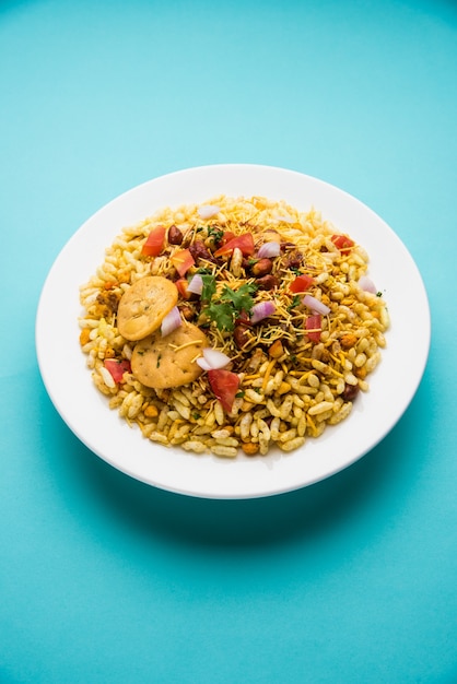 Bhel Puri는 인도의 맛있는 스낵 또는 Chaat 품목입니다. 부풀어 오른 쌀, 야채 및 톡 쏘는 타마린드 소스로 만들어졌습니다. 인기 있는 인도 길거리 음식