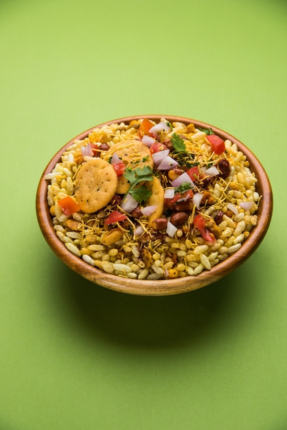 Bhel Puri는 인도의 맛있는 스낵 또는 Chaat 품목입니다. 부풀어 오른 쌀, 야채 및 톡 쏘는 타마린드 소스로 만들어졌습니다. 인기 있는 인도 길거리 음식