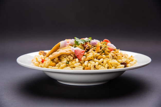 Bhel Puri는 인도의 맛있는 스낵 또는 Chaat 품목입니다. 부풀어 오른 쌀, 야채 및 톡 쏘는 타마린드 소스로 만들어졌습니다. 인기 있는 인도 길거리 음식