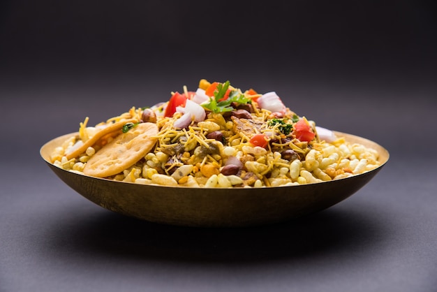 Бхел Пури - это несладкая закуска или блюдо Чаат из Индии. Он сделан из воздушного риса, овощей и острого тамариндового соуса. Популярная индийская еда на обочине дороги