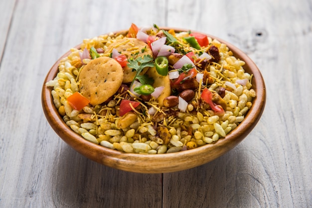 Bhel Puri는 인도의 맛있는 스낵 또는 Chaat 품목입니다. 부풀어 오른 쌀, 야채 및 톡 쏘는 타마린드 소스로 만들어졌습니다. 인기 있는 인도 길거리 음식