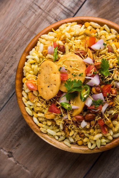 Bhel Puri는 인도의 맛있는 스낵 또는 Chaat 품목입니다. 부풀어 오른 쌀, 야채 및 톡 쏘는 타마린드 소스로 만들어졌습니다. 인기 있는 인도 길거리 음식