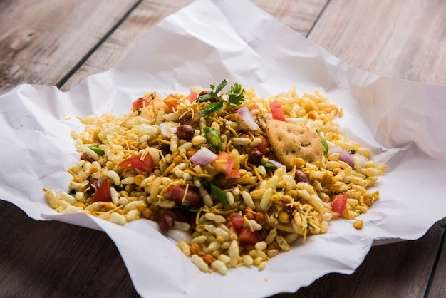 Bhel Puri는 인도의 맛있는 스낵 또는 Chaat 품목입니다. 부풀어 오른 쌀, 야채 및 톡 쏘는 타마린드 소스로 만들어졌습니다. 인기 있는 인도 길거리 음식