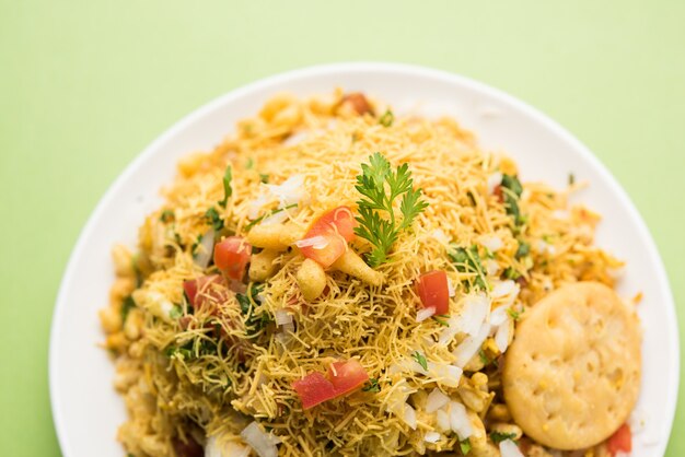 Bhel Puri는 인도의 맛있는 스낵 또는 Chaat 품목입니다.