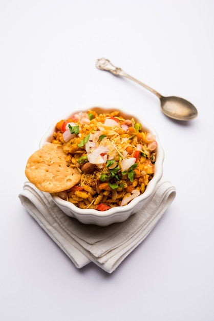 Bhelpuri chaat o chat è un gustoso cibo indiano lungo la strada, servito in una ciotola o in un piatto. messa a fuoco selettiva