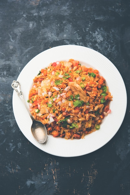 Bhelpuri Chaat 또는 chat은 그릇이나 접시에 제공되는 인도의 맛있는 음식입니다. 선택적 초점