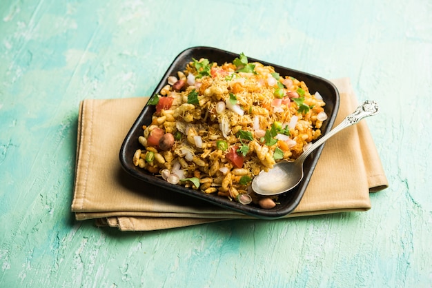 Bhelpuri Chaat of chat is een smakelijk gerecht langs de weg uit India, geserveerd in een kom of bord. selectieve focus