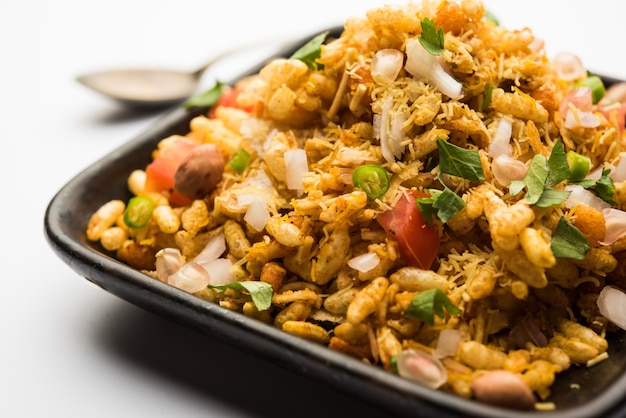 Bhelpuri Chaat of chat is een smakelijk gerecht langs de weg uit India, geserveerd in een kom of bord. selectieve focus