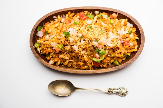 Bhelpuri Chaat of chat is een smakelijk gerecht langs de weg uit India, geserveerd in een kom of bord. selectieve focus