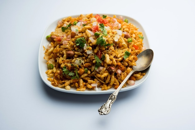 Bhelpuri Chaat of chat is een smakelijk gerecht langs de weg uit India, geserveerd in een kom of bord. selectieve focus