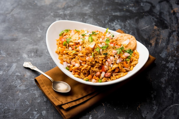 Bhelpuri Chaat of chat is een smakelijk gerecht langs de weg uit India, geserveerd in een kom of bord. selectieve focus