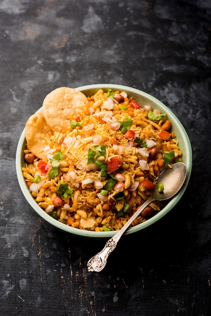 Bhelpuri Chaat of chat is een smakelijk gerecht langs de weg uit India, geserveerd in een kom of bord. selectieve focus