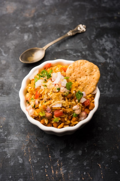 Bhelpuri Chaat of chat is een smakelijk gerecht langs de weg uit India, geserveerd in een kom of bord. selectieve focus