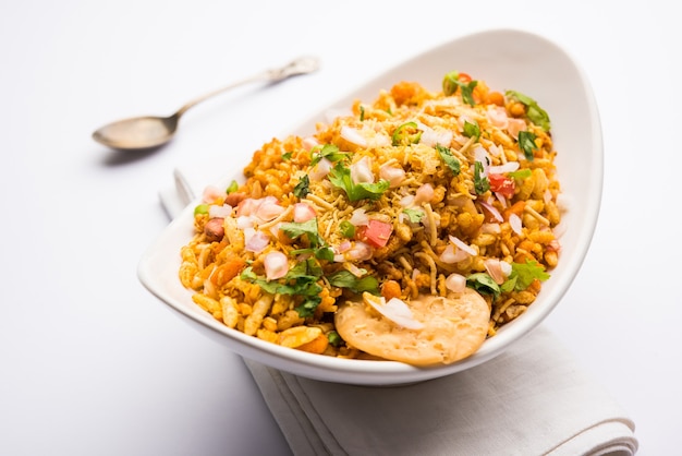 Bhelpuri Chaat of chat is een smakelijk gerecht langs de weg uit India, geserveerd in een kom of bord. selectieve focus