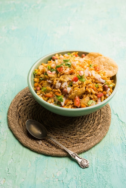 Bhelpuri Chaat of chat is een smakelijk gerecht langs de weg uit India, geserveerd in een kom of bord. selectieve focus