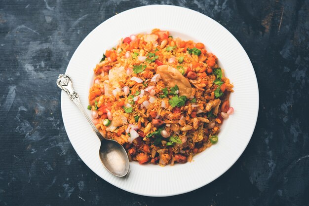 Bhelpuri Chaat of chat is een smakelijk gerecht langs de weg uit India, geserveerd in een kom of bord. selectieve focus