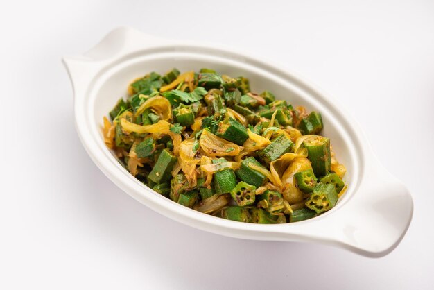 Bhindi do pyaza is een Noord-Indiaas gerecht in restaurantstijl, gemaakt met okra of damesvinger of ochro-kruiden, veel uien