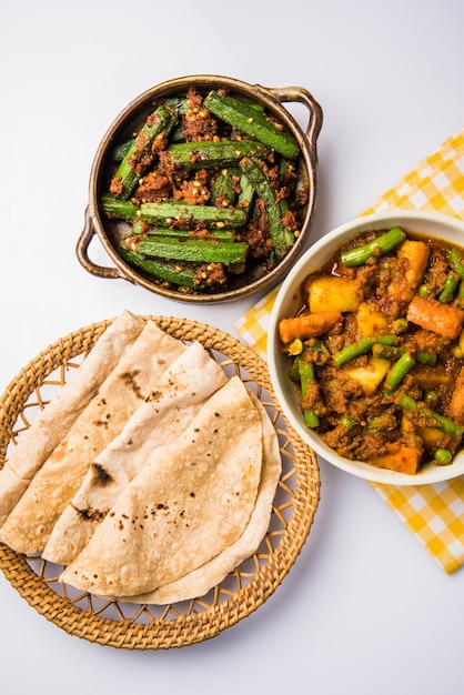 Bhindi masala o signore finger fry e verdure miste al curry rosso caldo servite con roti indiano o chapati o pane piatto indiano