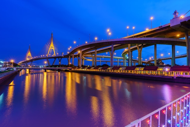 Bhumibol-brug 2 zogenaamde industriële ringbrug over de Chao Phraya-rivier met reflectie, Bangkok, Thailand (buitenlandse tekst met Bhumibol-brug 2)