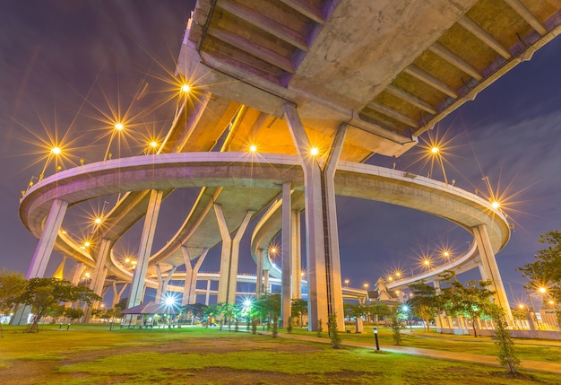 Bhumibol-brug in de nacht