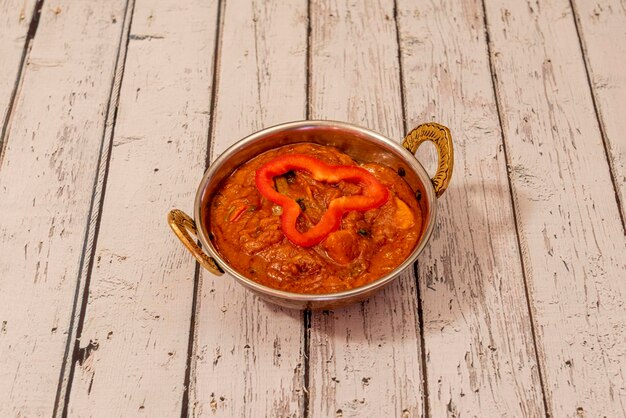 Foto bhuna una tecnica culinaria della cucina indiana che prevede la frittura di una pasta di spezie al curry in olio bollente o burro chiarificato questa tecnica pone particolare enfasi sull'uso di ingredienti secchi