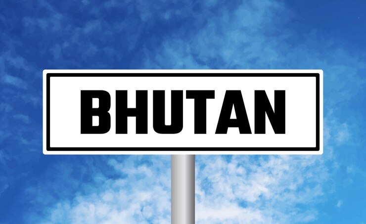 फोटो bhutan road sign on sky background