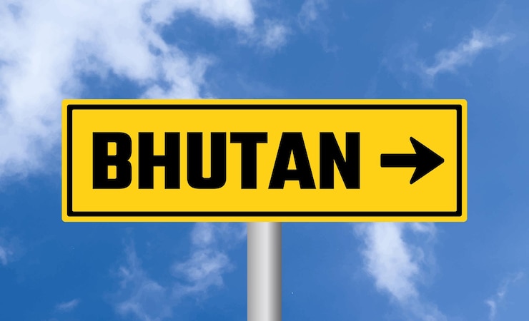 फोटो bhutan road sign on sky background