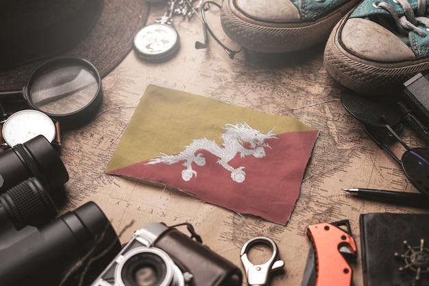 Bhutan vlag tussen Traveler's accessoires op oude Vintage kaart. Toeristische bestemming Concept.