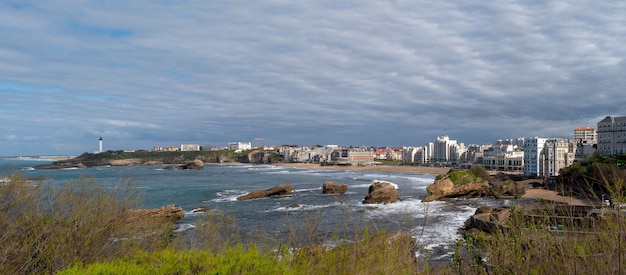 Una città di biarritz e le sue famose spiagge di sabbia