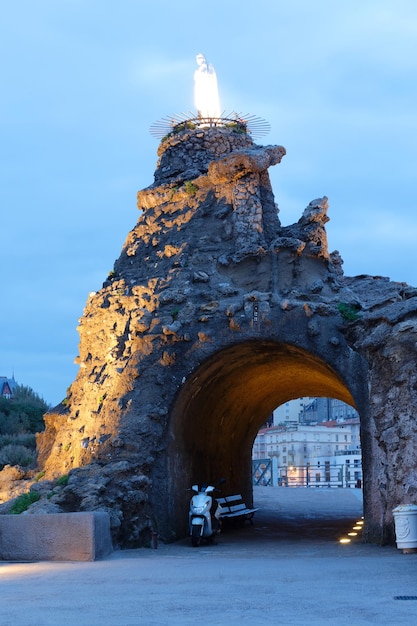 Biarritz Frankrijk Rots van de Maagd Rocher de la Vierge in het Frans 's nachts boven de Atlantische oceaan