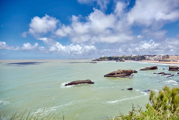 Biarritz stad en oceaan golven Golf van Biskaje Atlantische kust Baskenland Frankrijk Zomer zonnige dag