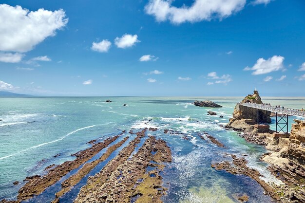 Biarritz stad en uitzicht op Rocher de la Vierge, een standbeeld van de Maagd Maria op de rots in Frankrijk