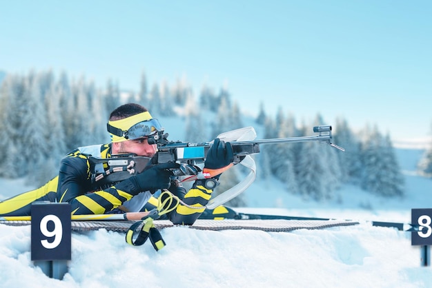 Biathlete schiet doelen met een geweer Concept van concentratie en precisie in de race tegen timexA