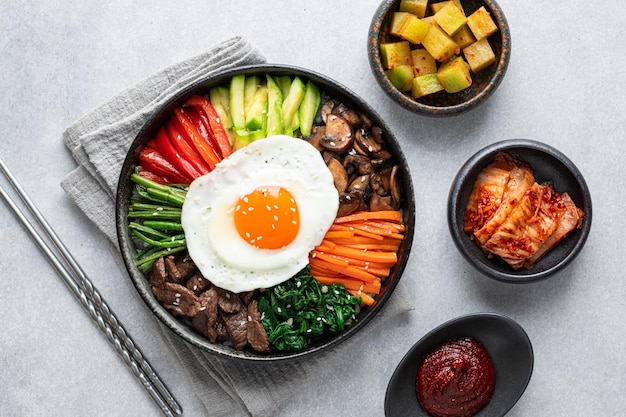 구체적인 배경에 비빔밥 전통 한국 요리 평면도