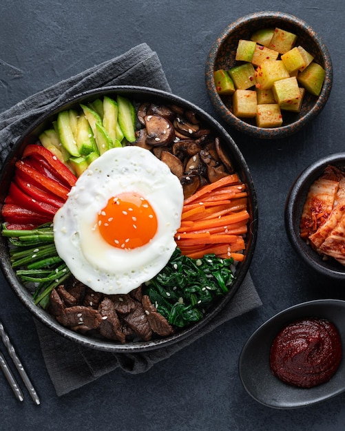 어두운 콘크리트 배경의 비빔밥, 전통 한국 요리, 위쪽 전망