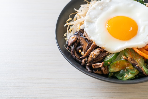 Bibimbap, Koreaanse pittige salade met rijst en gebakken ei - traditioneel Koreaans eten