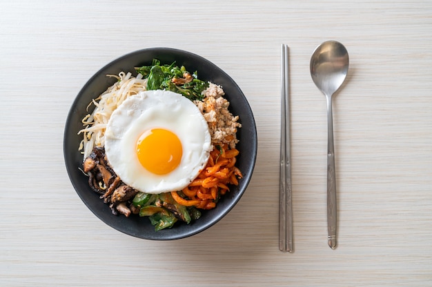 Bibimbap, Koreaanse pittige salade met rijst en gebakken ei