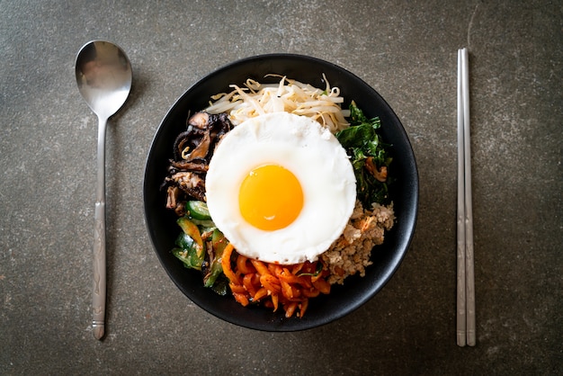 Bibimbap, Koreaanse pittige salade met rijst en gebakken ei