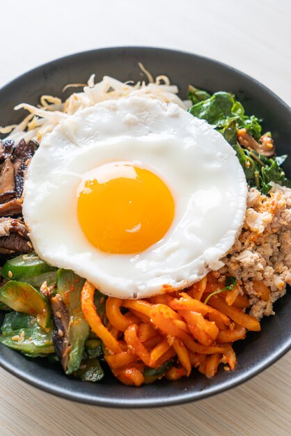 Bibimbap, Koreaanse pittige salade met rijst en gebakken ei