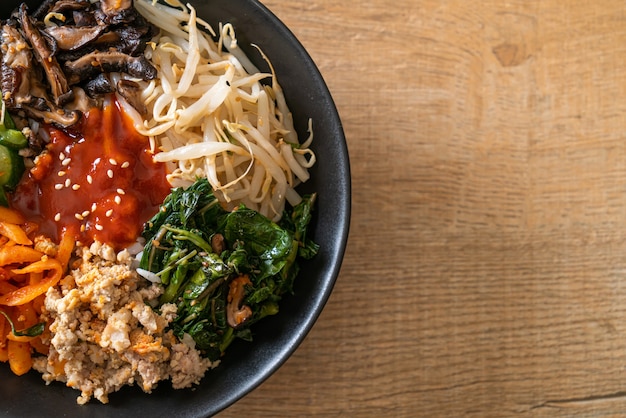 Bibimbap, Koreaanse pittige salade met rijstkom - traditioneel Koreaanse eetstijl