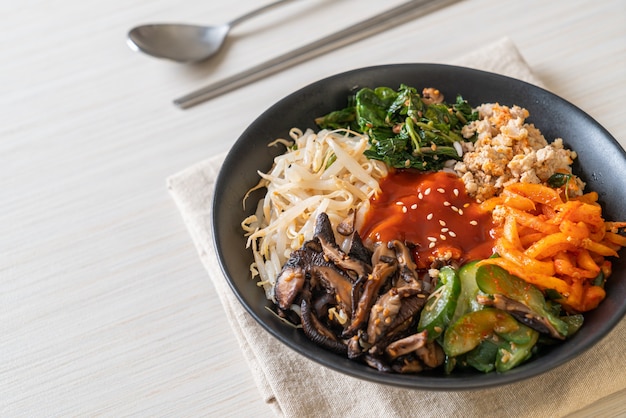 Bibimbap, koreaanse pittige salade met rijstkom - traditioneel koreaanse eetstijl