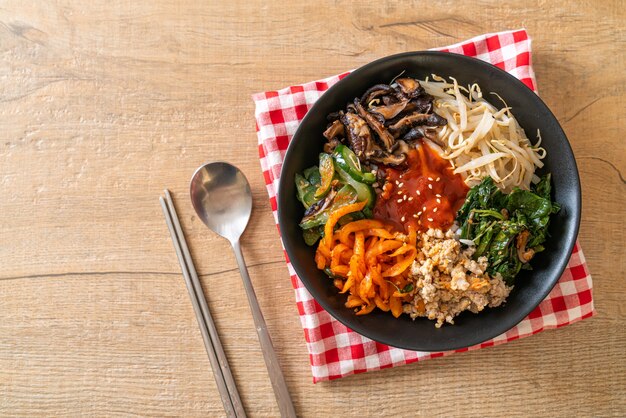 Bibimbap, Koreaanse pittige salade met rijstkom