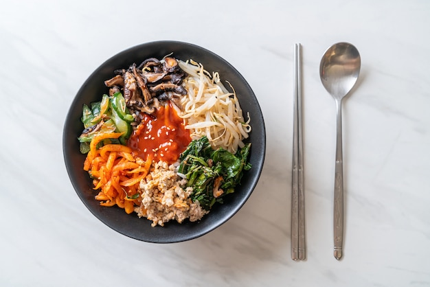 Bibimbap, Koreaanse pittige salade met rijstkom