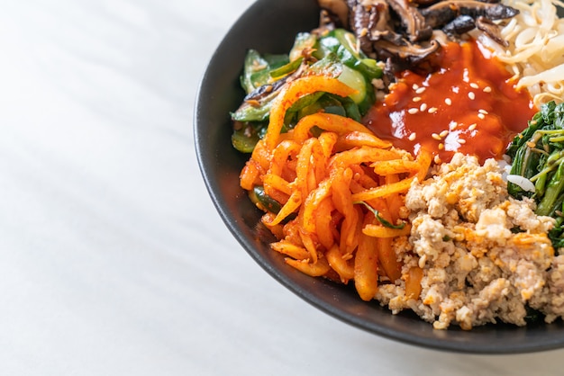 Bibimbap, Koreaanse pittige salade met rijstkom